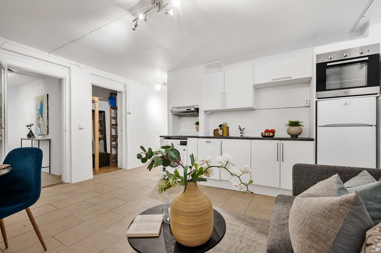 Åpen kjøkkenløsning mot stue og spisestue. Galleribilde