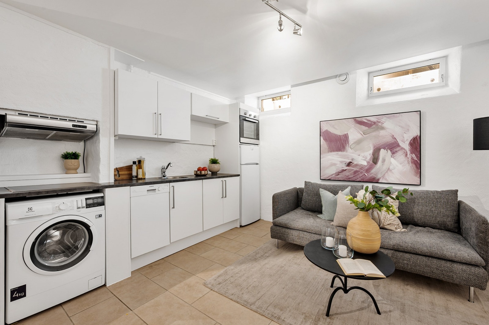 Kjøkken i åpen løsning mot stue og spisestue. Galleribilde