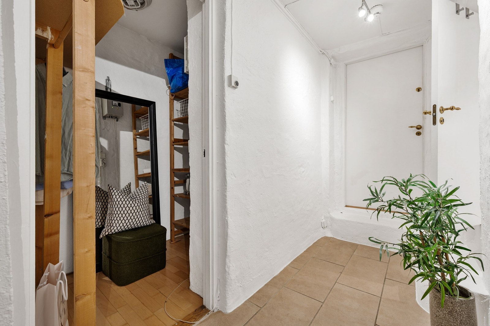 Praktisk bod i tilknytning til gangen. Galleribilde