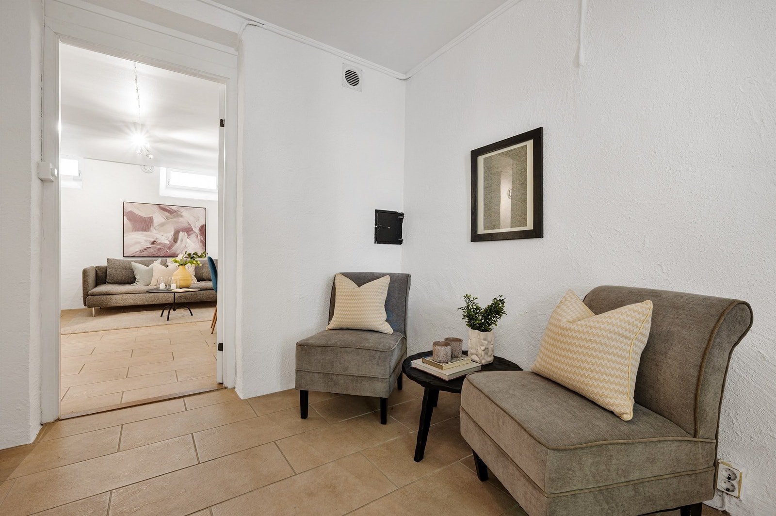 God plass til både dobbeltseng og liten sittegruppe. Galleribilde