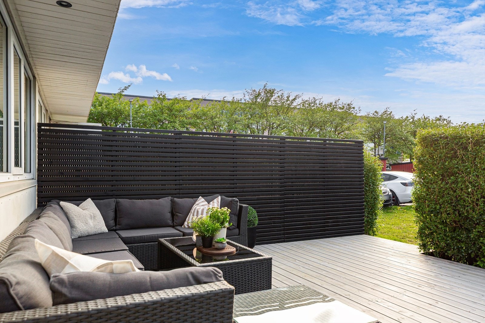 Med utgang fra ene soverommet kommer man ut til en romslig og solrik markterrasse på hele 34 kvm. Galleribilde