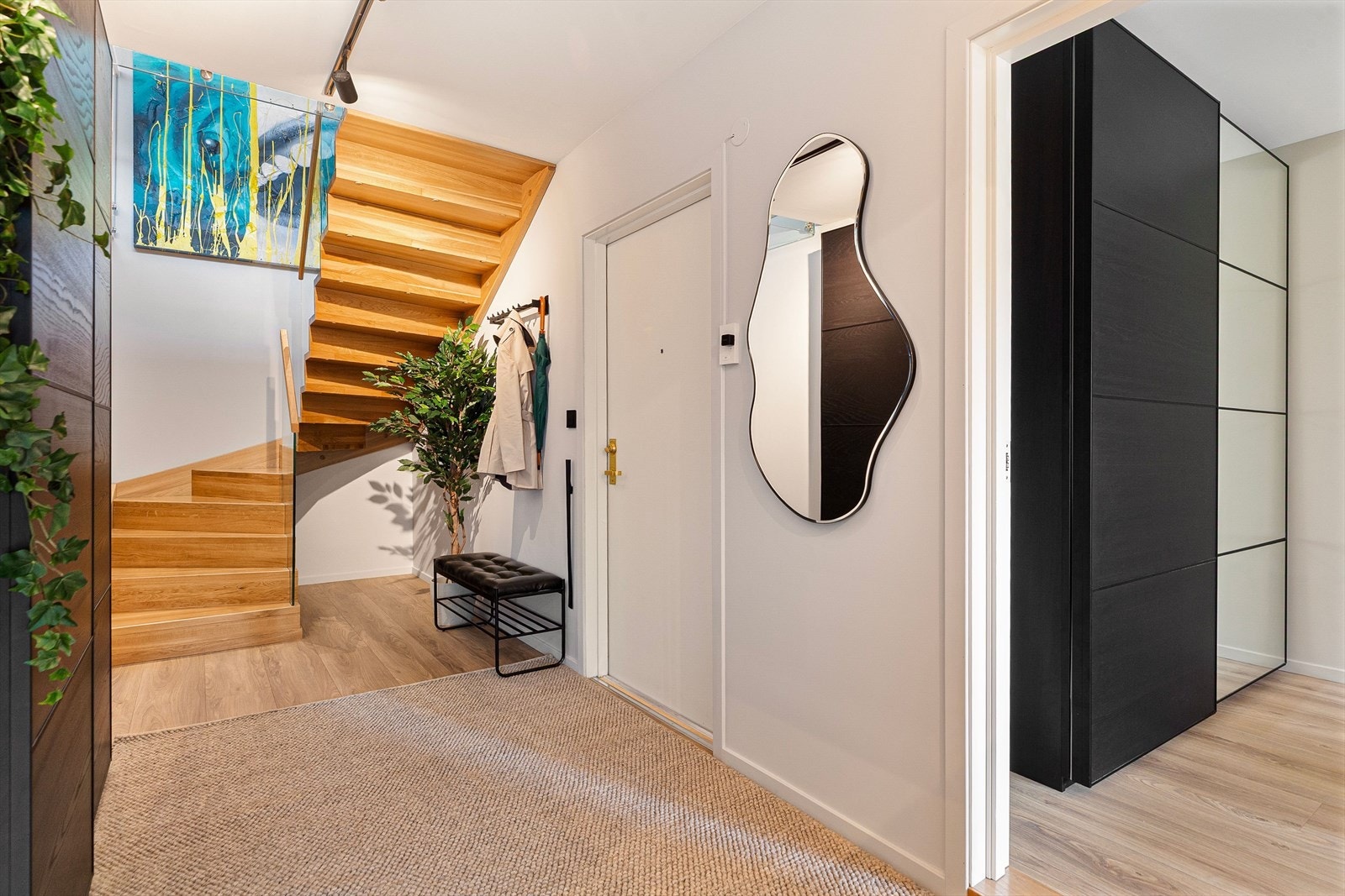 Fra entréen/gangen har man tilgang til alle 3 soverommene i boligen. Master bedroom ligger på venstre hånd i det man kommer inn. Galleribilde