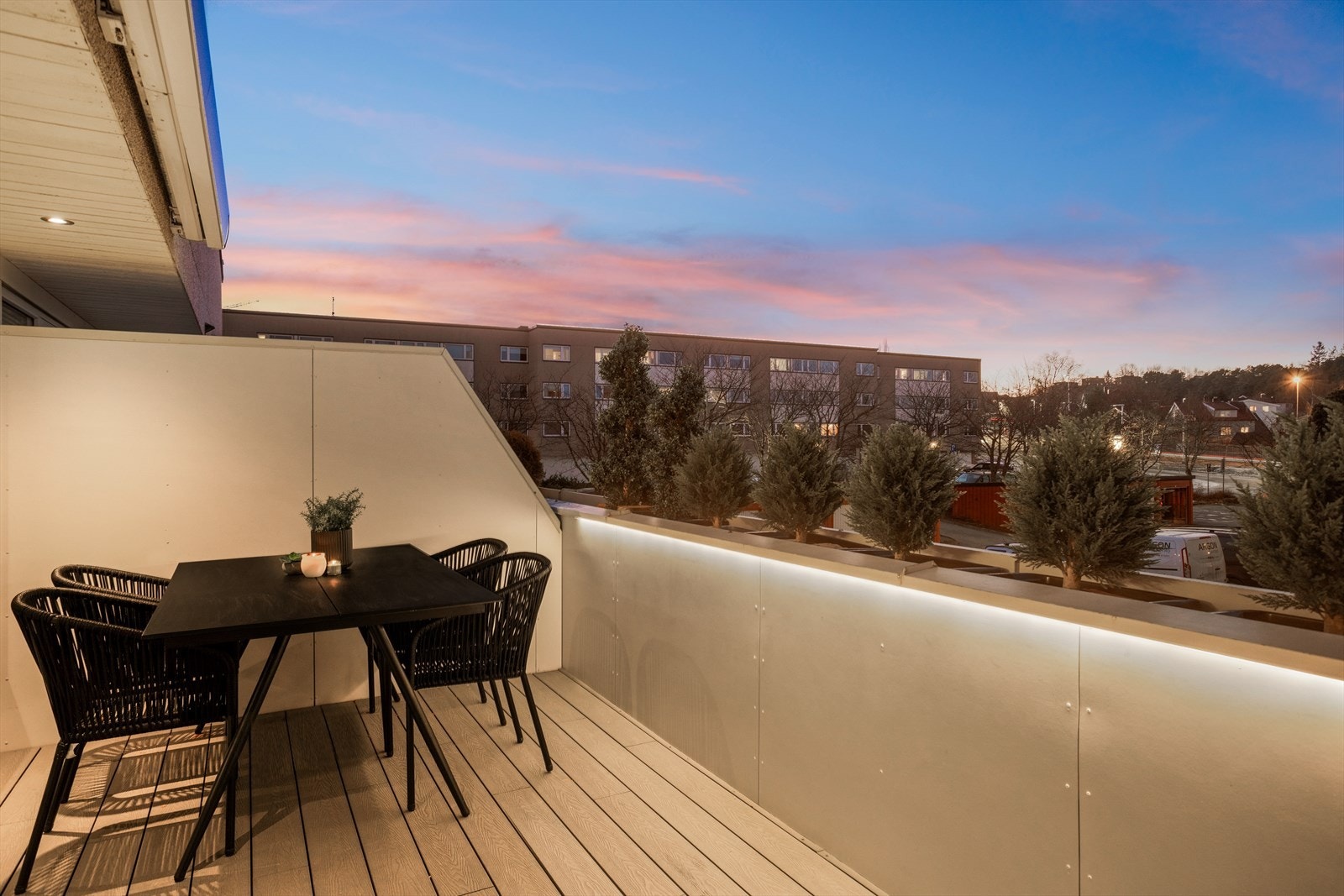 Stemningsbilde fra terrassen på kveldstid. Flotte detaljer med ledstripe under gelenderet og downligts langs veggen. Galleribilde