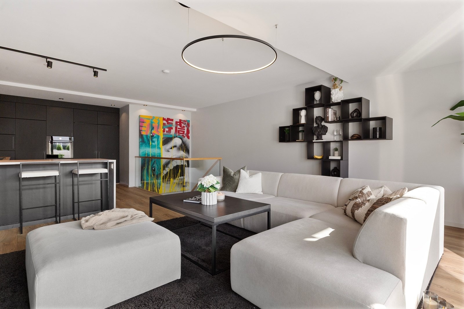 Stuen er i en åpen løsning med kjøkkenet, og er på hele 45 kvm. Galleribilde