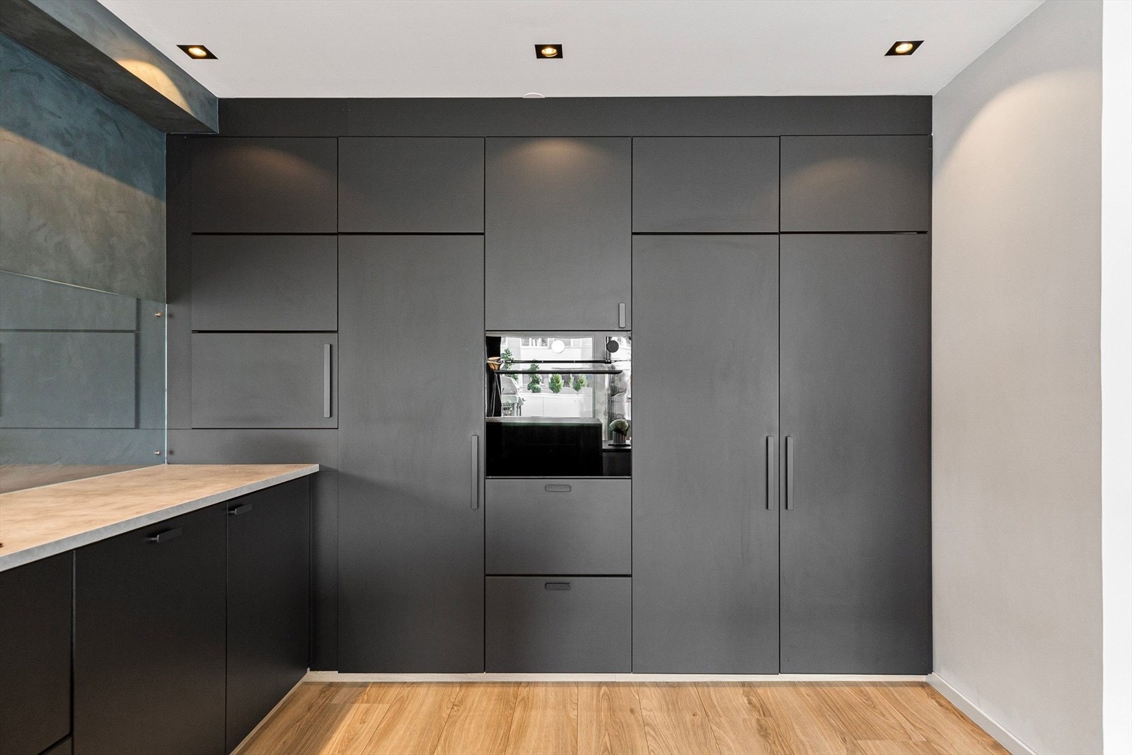 Påkostet integrerte hvitevarer som stekeovn, platetopp, oppvaskmaskin, kjøleskap, fryseskap samt vifte. Galleribilde