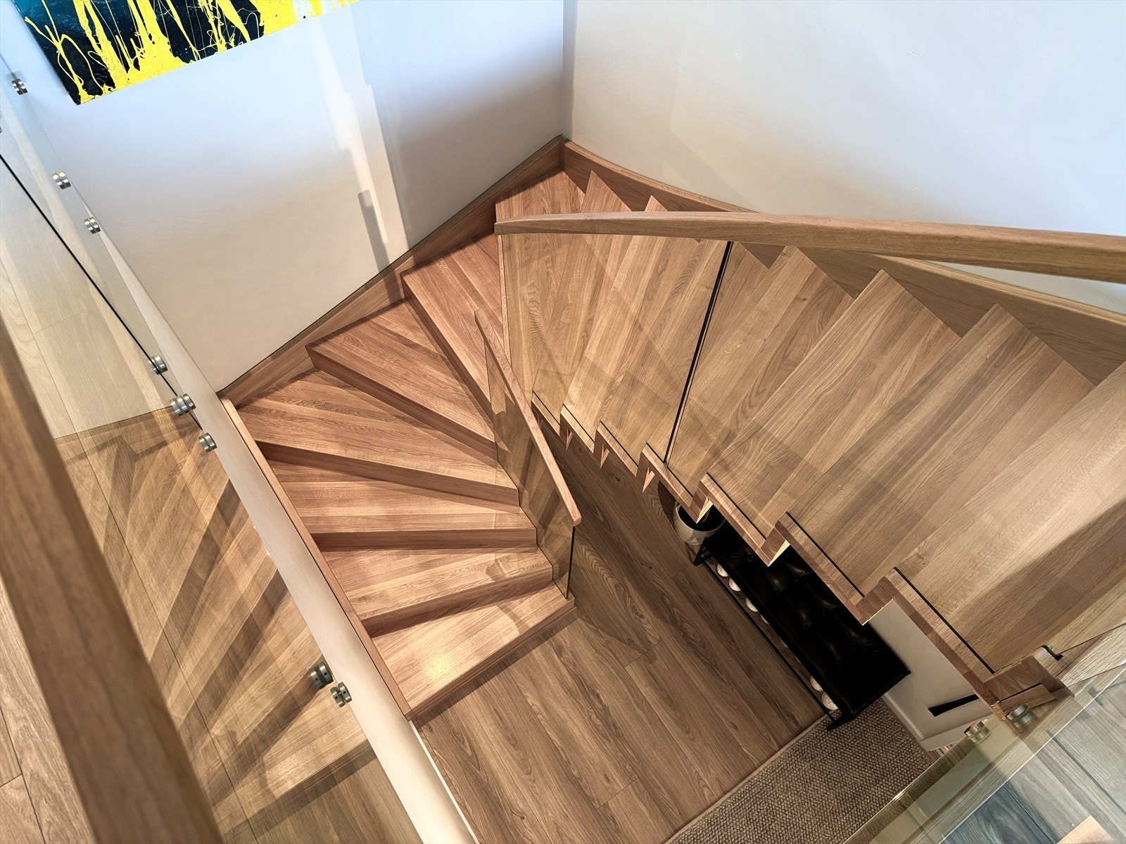 Går du ned den spesialbestilte trappen finner du en romslig entré, tre soverom og et stort flott bad. Galleribilde