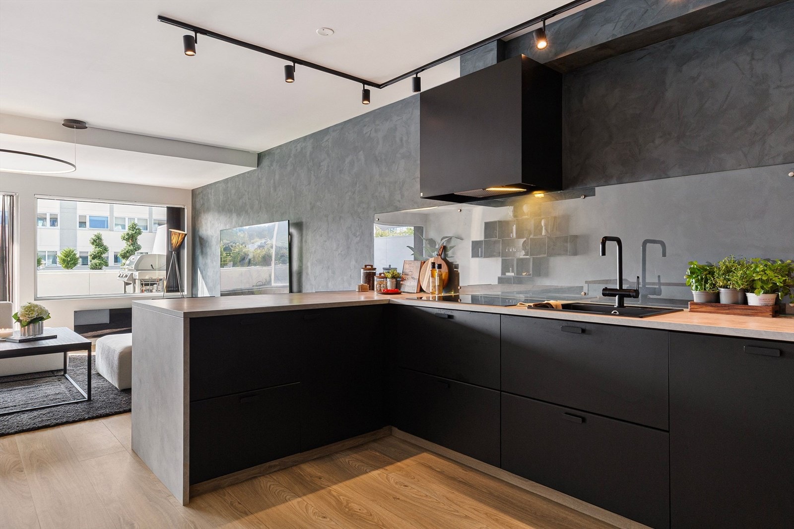 Komfyrvakt er installert, samt automatisk stoppekran med gulvføler er installert i skap under oppvaskkum. Galleribilde