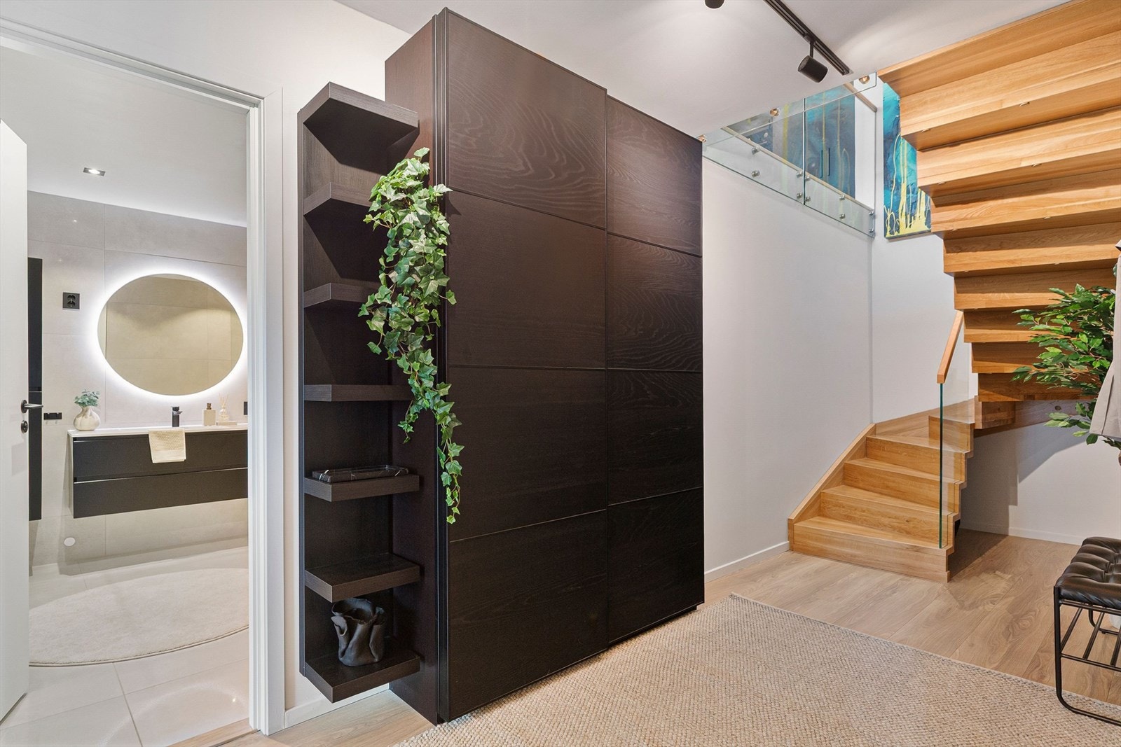 Man kommer inn i en romslig entré/gang på 13,4 kvm, som gir muligheter for oppbevaring av yttertøy og sko. Man blir møtt med et flott 1-stavs laminatgulv. Galleribilde