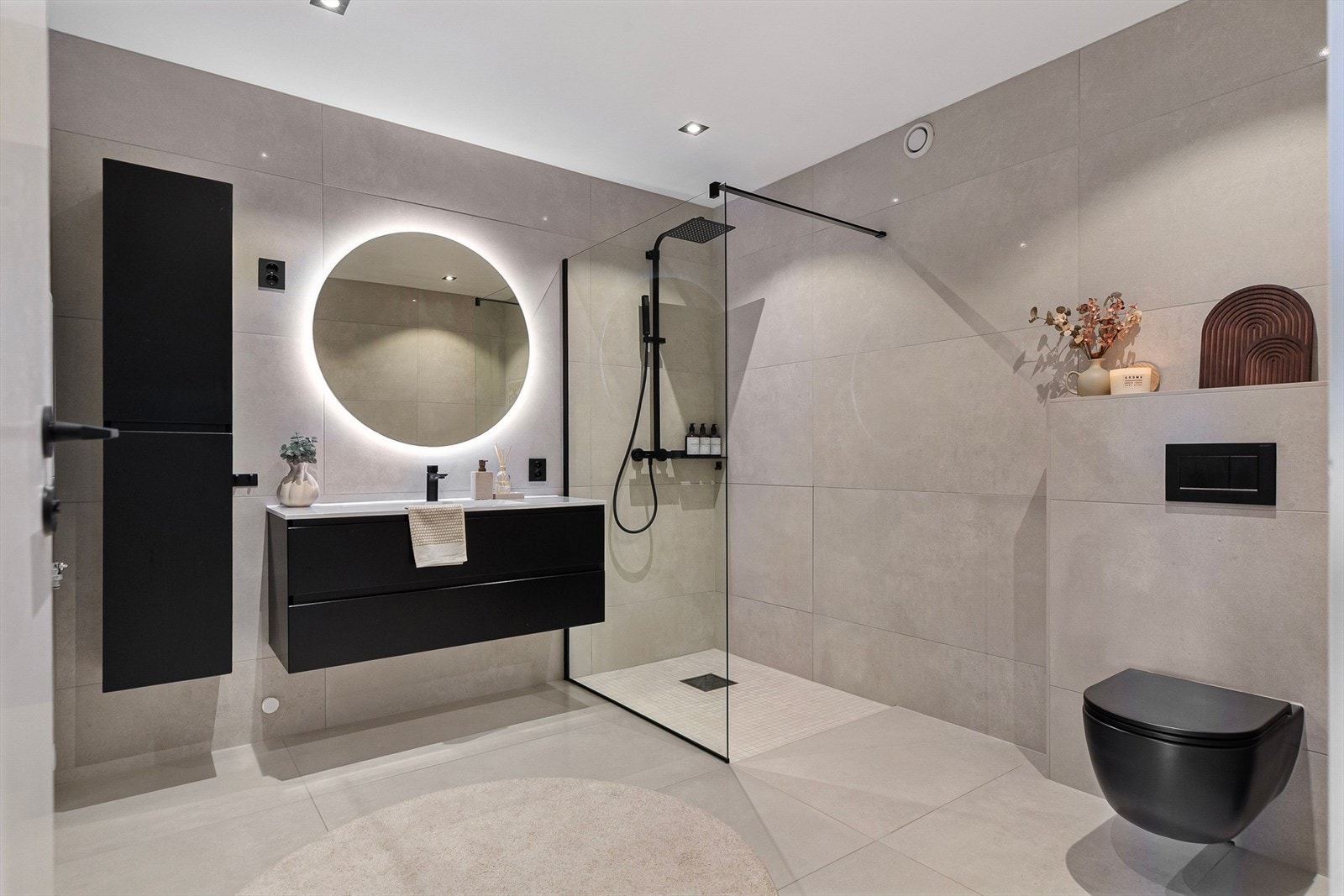 Badet ligger med inngang fra entréen, og er på 8,1 kvm. Totaloppusset i 2019 og nye flis på gulv fra 2025. Galleribilde