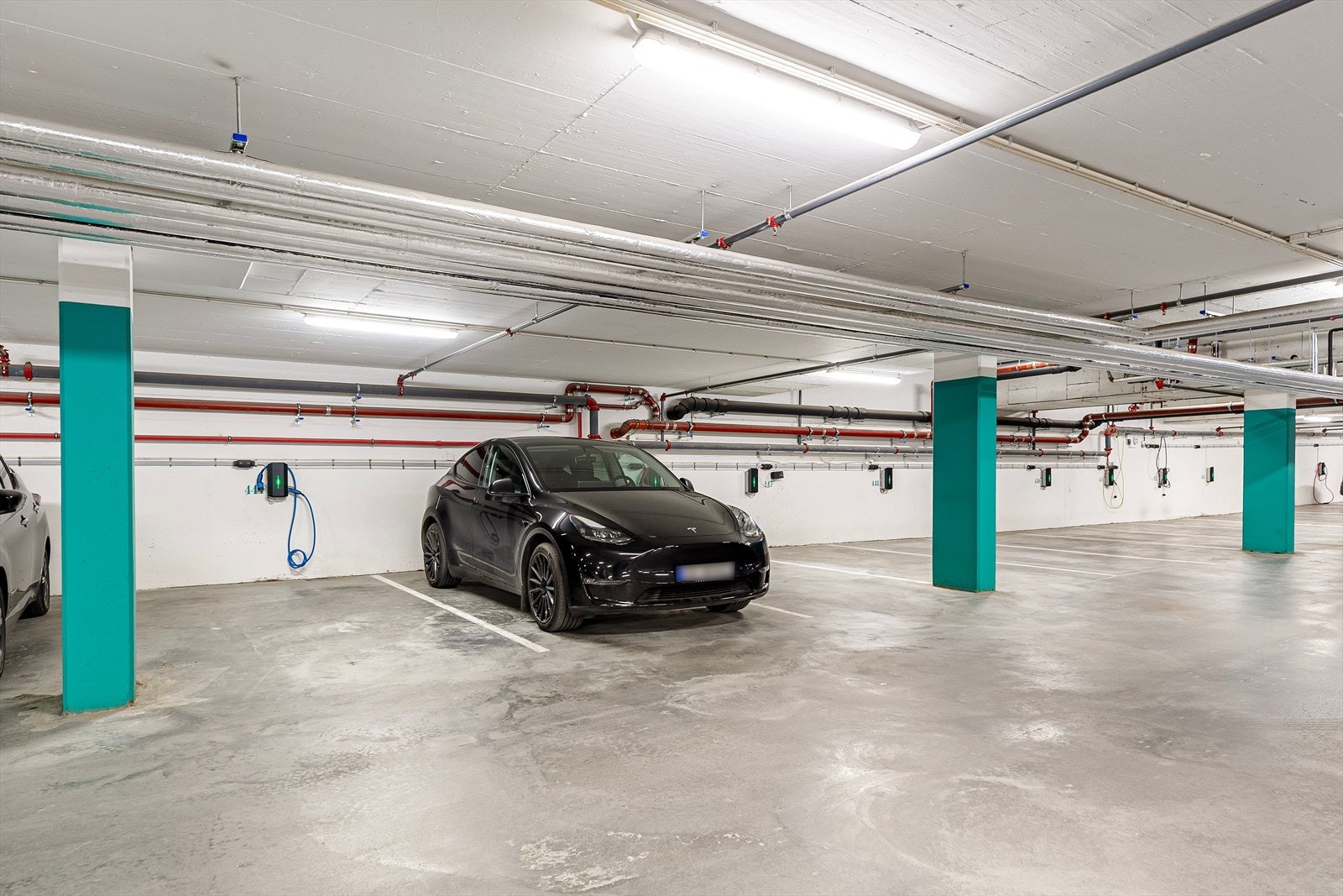 Med leiligheten følger parkeringsplass i oppvarmet p-kjeller med lademuligheter, samt 3 parkeringsplasser med SmartOblat. Galleribilde