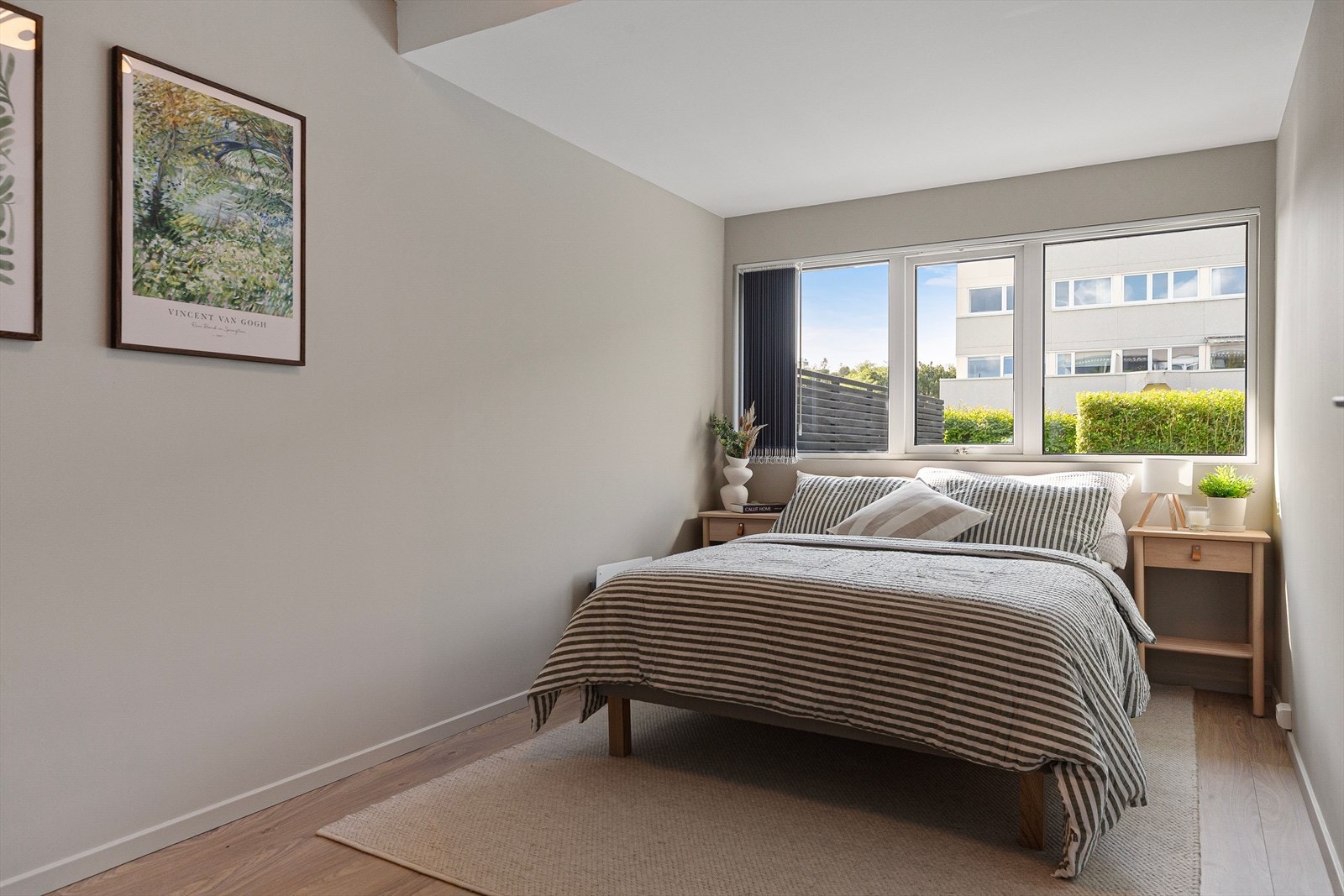 Boligen inneholder 3 soverom. Her finner man et master bedroom på 14,6 kvm og to andre soverom på henholdsvis 12,4 og 7,2 kvm. Galleribilde