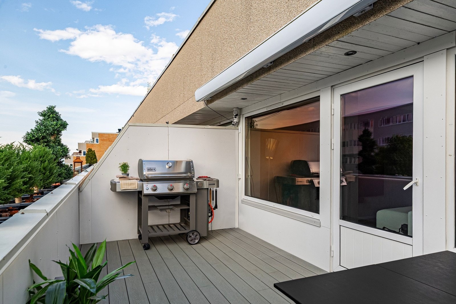 Selger har sommeren 2021 montert elektrisk markise som dekker hele terrassen i bredde og dybde. Det ble samtidig lagt vedlikeholdsfritt kompositt terrassegulv. Galleribilde