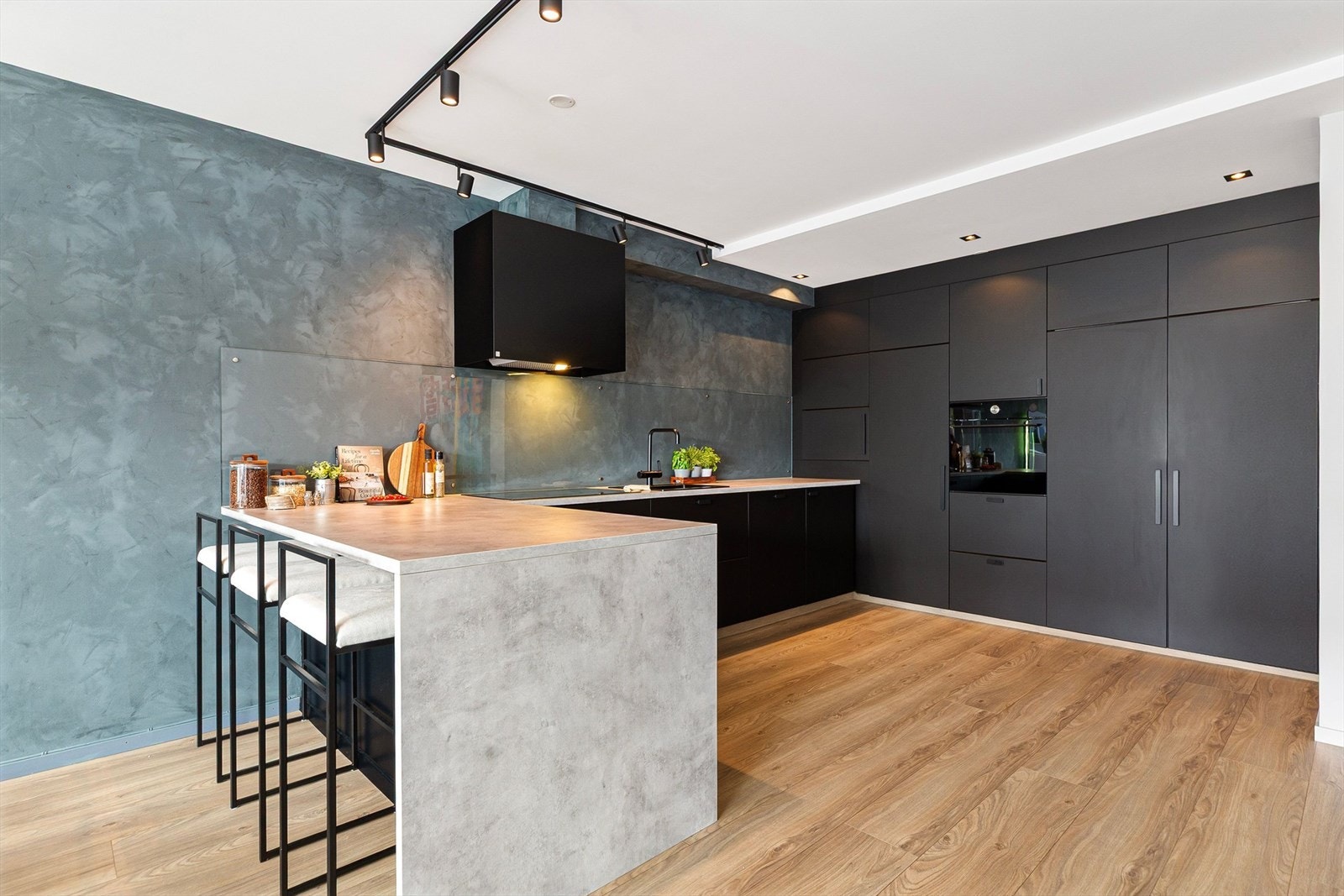 Kjøkkenet er et svart havstorp-kjøkken med laminat benkeplate. Størrelsen på kjøkkenet gjør at man har flere arbeidssoner. Galleribilde