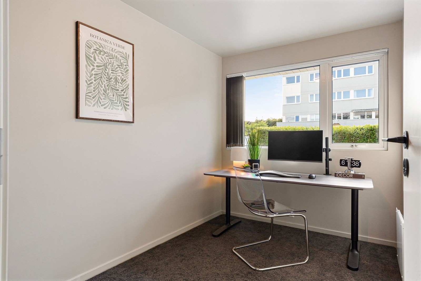 Alle rommene får plass til seng, garderobeskap og kontorløsning. Her fra rommet på 7,2 kvm som i dag brukes som kontor. Galleribilde