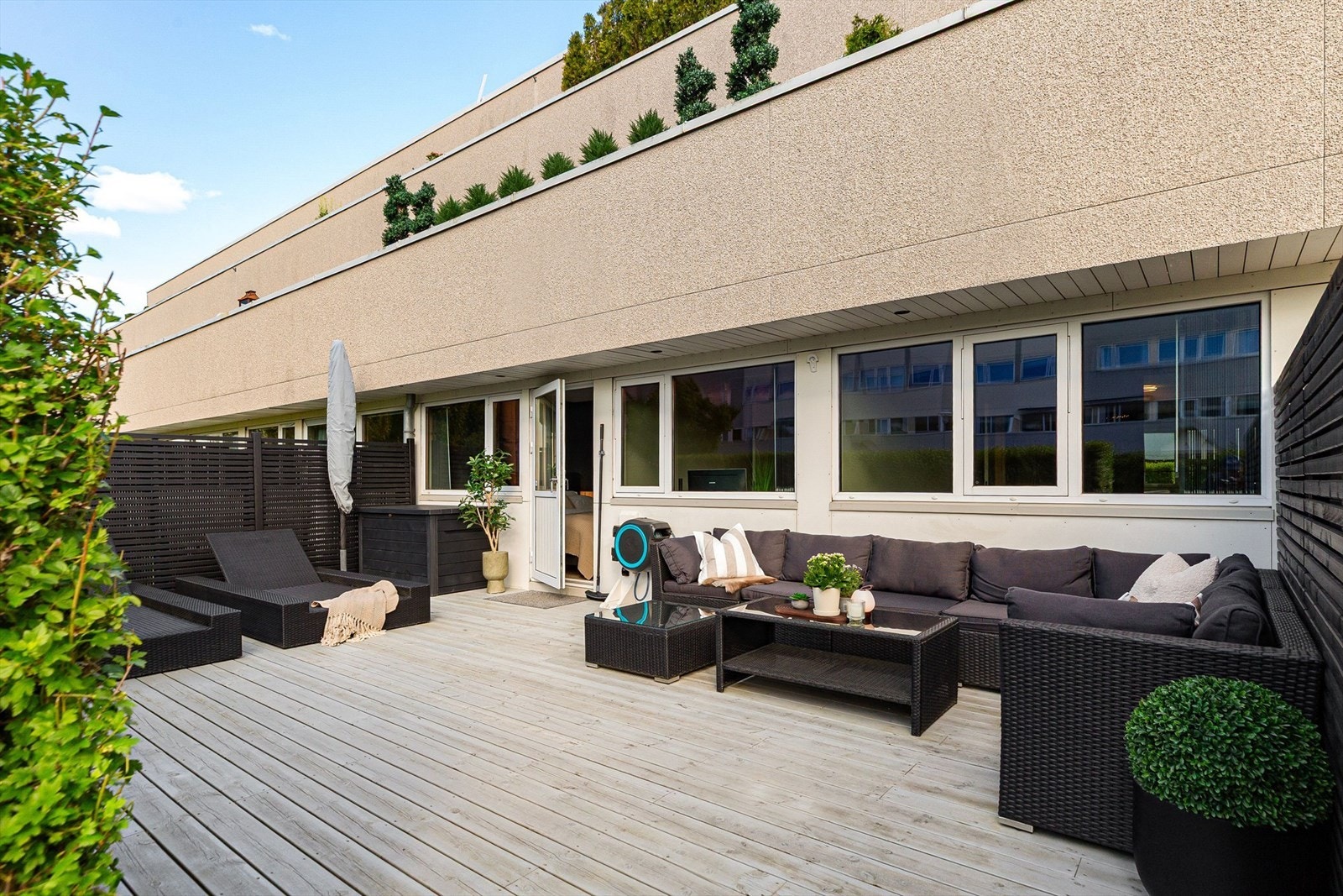 Størrelsen på markterrassen gjør at man har flere møbleringsmuligheter. Galleribilde