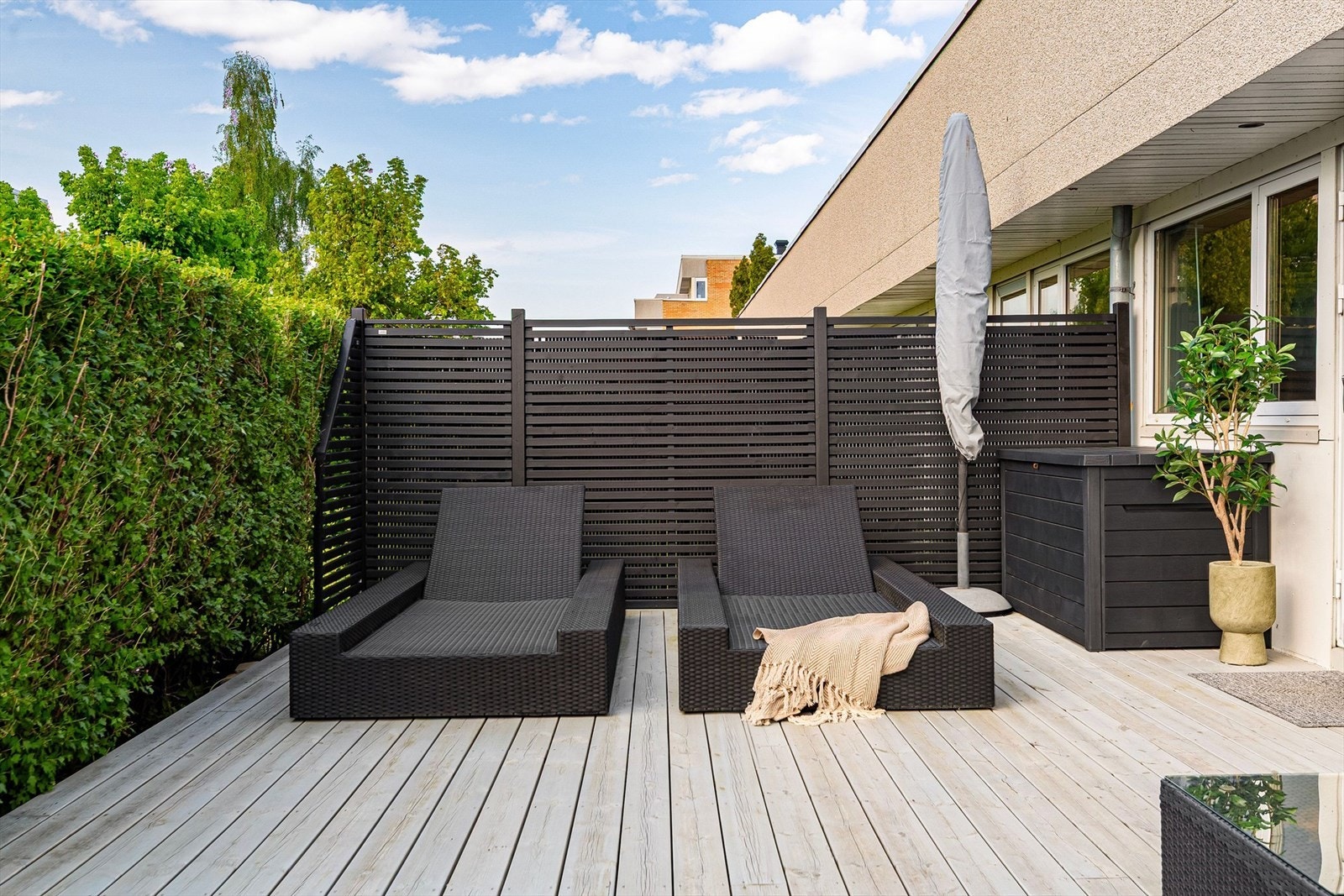 Her sitter man forholdsvis usjenert da man har en frodig hekk som skjermer for innsyn. Galleribilde