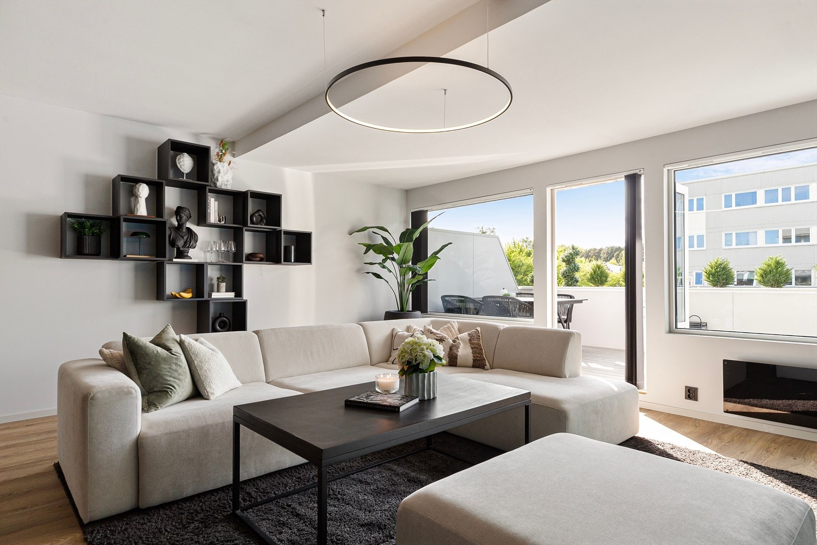 Med utgang fra stuen, har man en solrik tarrasse på 13 kvm. Galleribilde