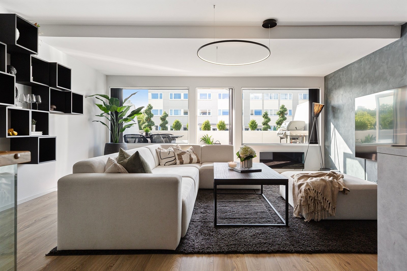 Med leiligheten følger også spesialtilpasset elektriske lameller fra Luxaflex. Lamellene kan både stemmestyres og med fjernkontroll. Galleribilde