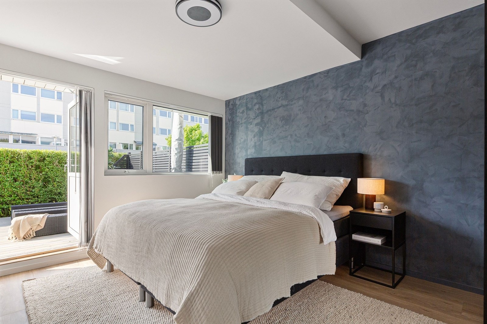 Fra dette soverommet man direkte utgang til stor markterrasse. Galleribilde