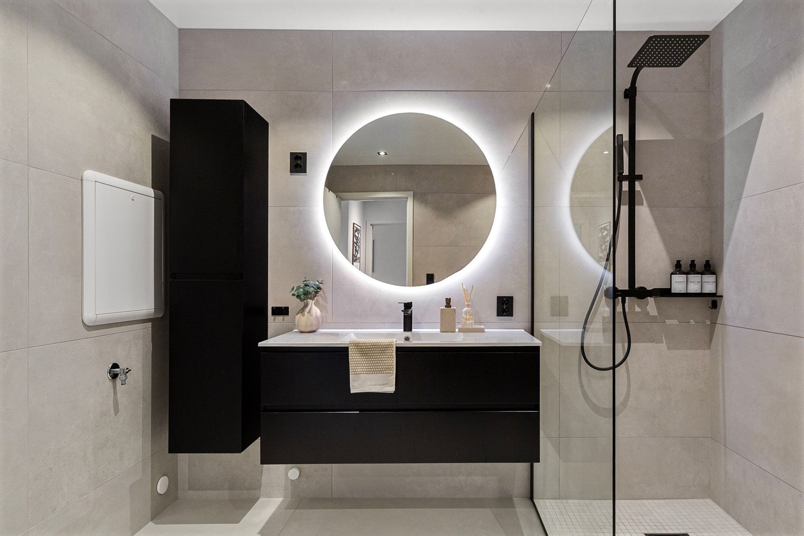 Badet har 60x60 flis på gulv, 160x60 på vegger og mosaikk i dusjsone. Malt slett himling med downlights. Galleribilde