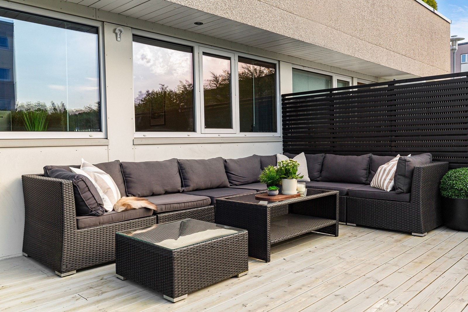 Det er lagt opp downlights som belysning på terrassen. Galleribilde