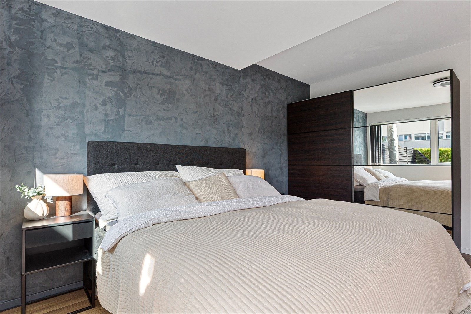 Felles for alle soverommene, er at de vender ut mot et rolig område som er felles for borettslaget. Her fra soverommet på 12,4 kvm. Galleribilde