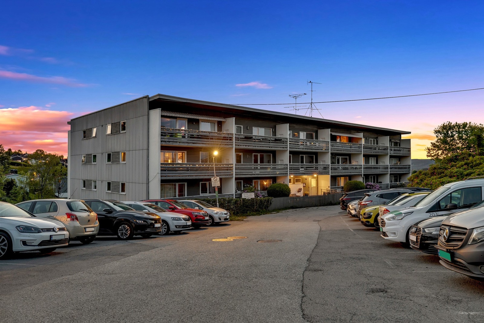 Det er parkering på felles utendørs p-plass. Mulighet for elbil-lader etter venteliste. Galleribilde