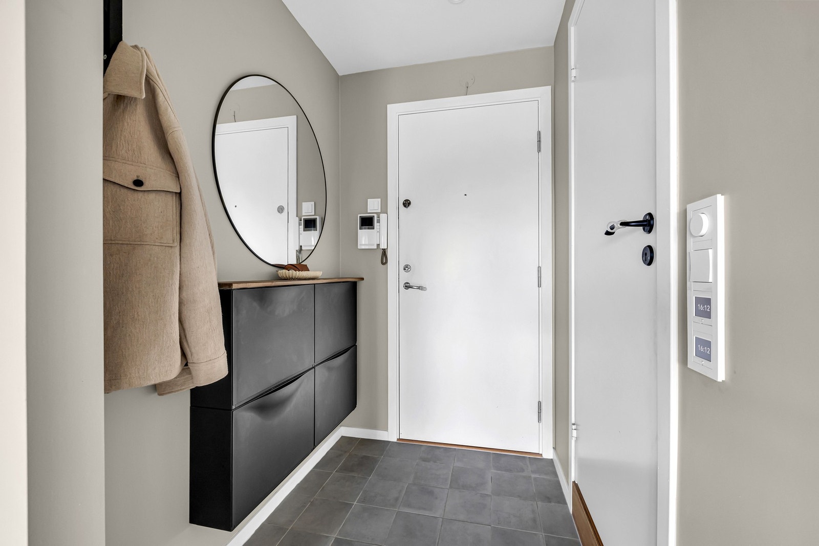 Velkommen inn! Innbydende entré med god plass til skoskap og klesstativ. Her er det direkte adkomst til baderommet. Galleribilde