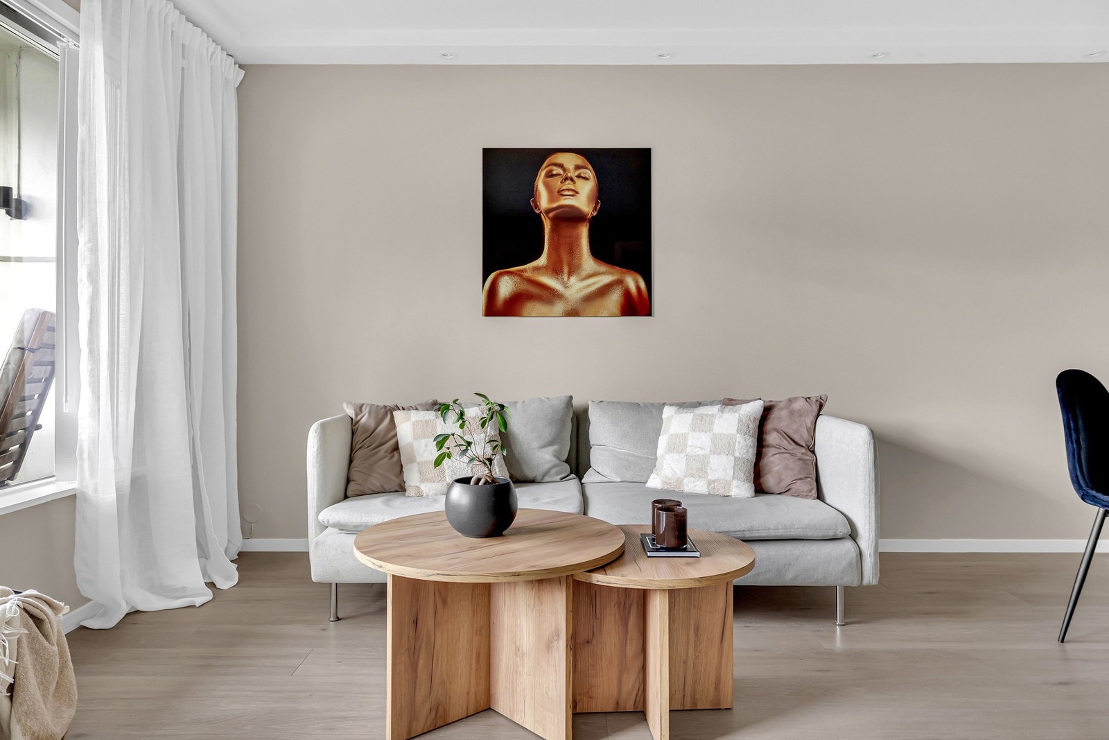 God plass til en romslig sofaseksjon med tilhørende stuebord. Galleribilde