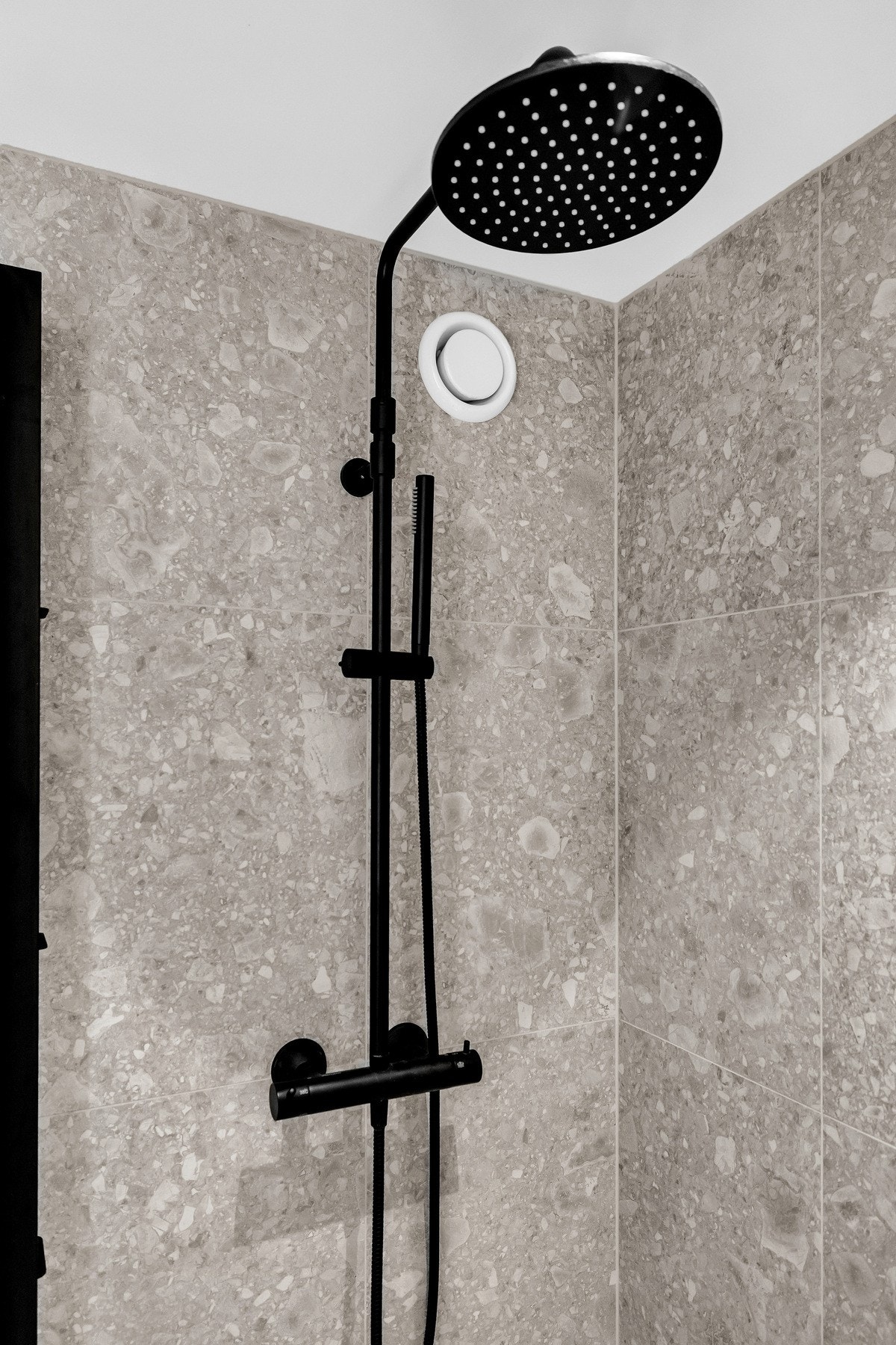 Det eksklusive badet har svarte detaljer og oppleves gjennomført. Galleribilde