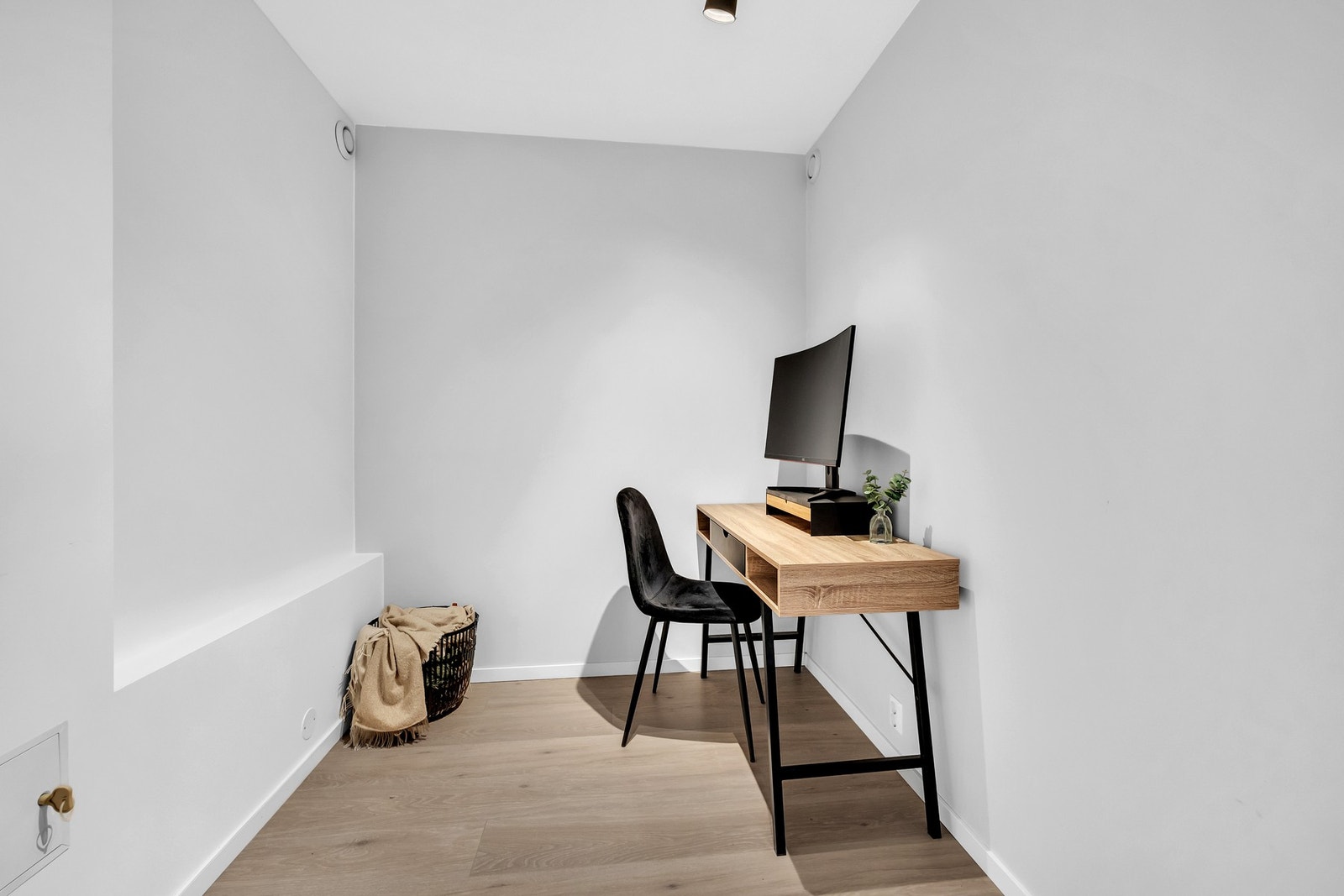Vegg-i-vegg med hovedsoverommet er det en romslig bod. Et ypperlig hjemmekontor! Galleribilde