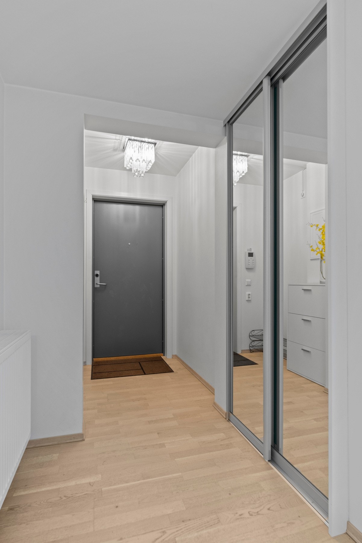 Inngangspartiet er utstyrt med plass til oppbevaring, og det er gode muligheter for å organisere yttertøy og sko effektivt Galleribilde