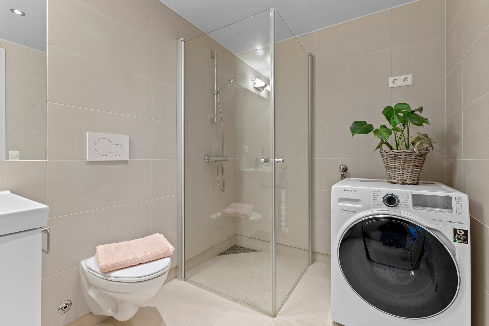 Badet har keramiske fliser på både gulv og vegger, samt opplegg for vaskemaskin Galleribilde
