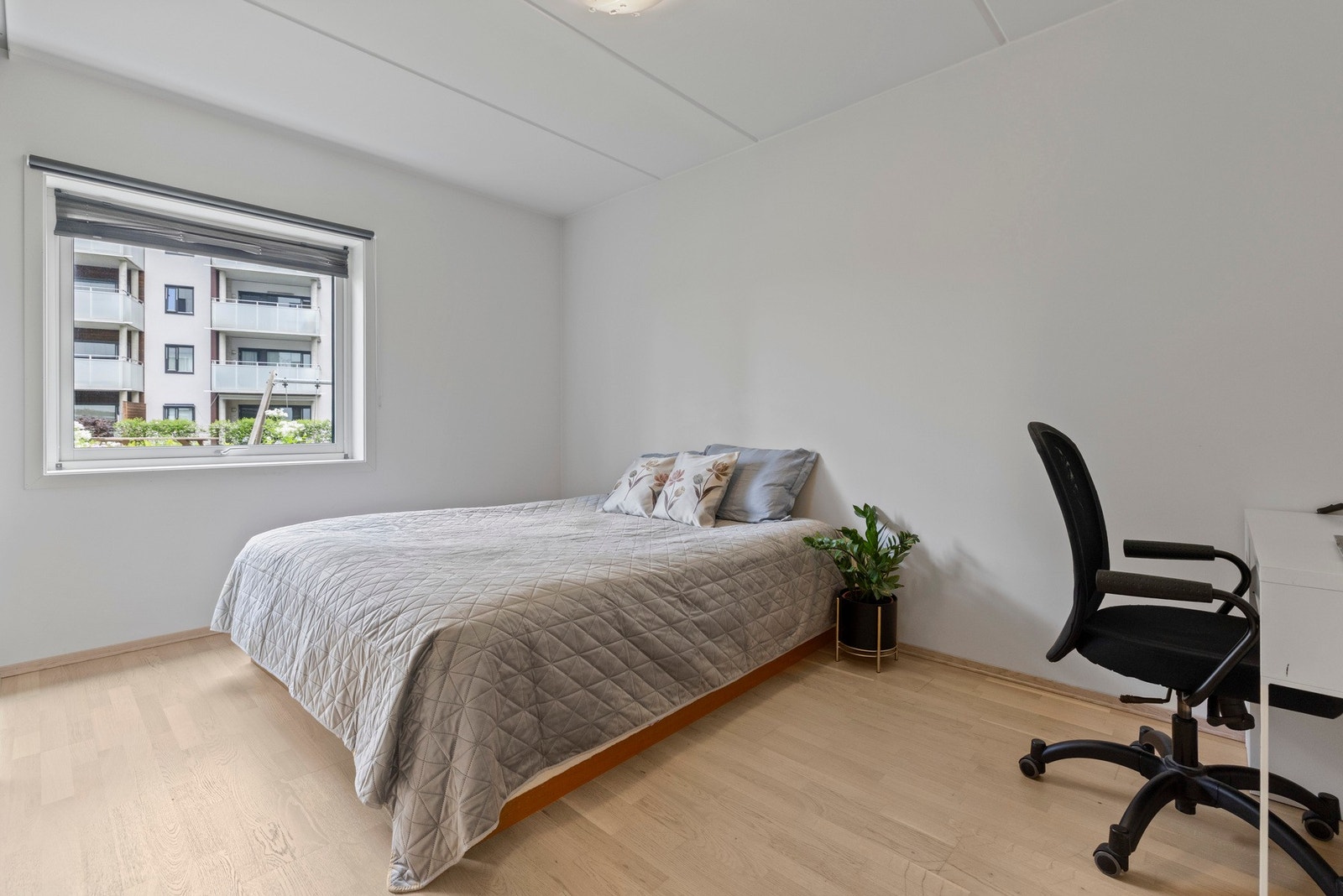 Hovedsoverommet har godt med lysinnslipp fra vindu, og har godt med plass til møblement Galleribilde
