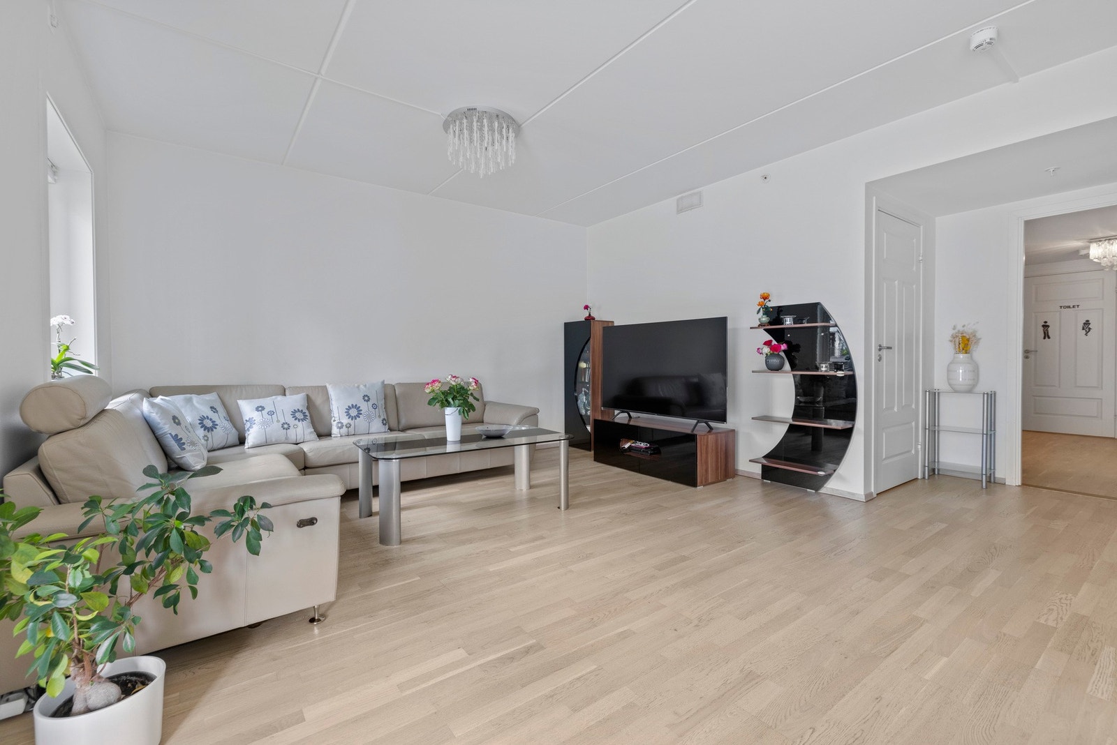 Stuen er stor og romslig, med plass til flere soner Galleribilde