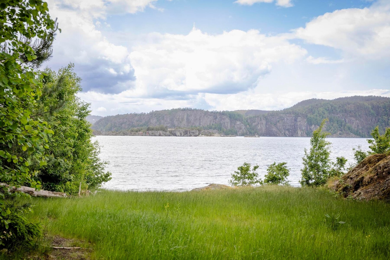 Foto fra badeplassen nedenfor hyttetomtene Galleribilde