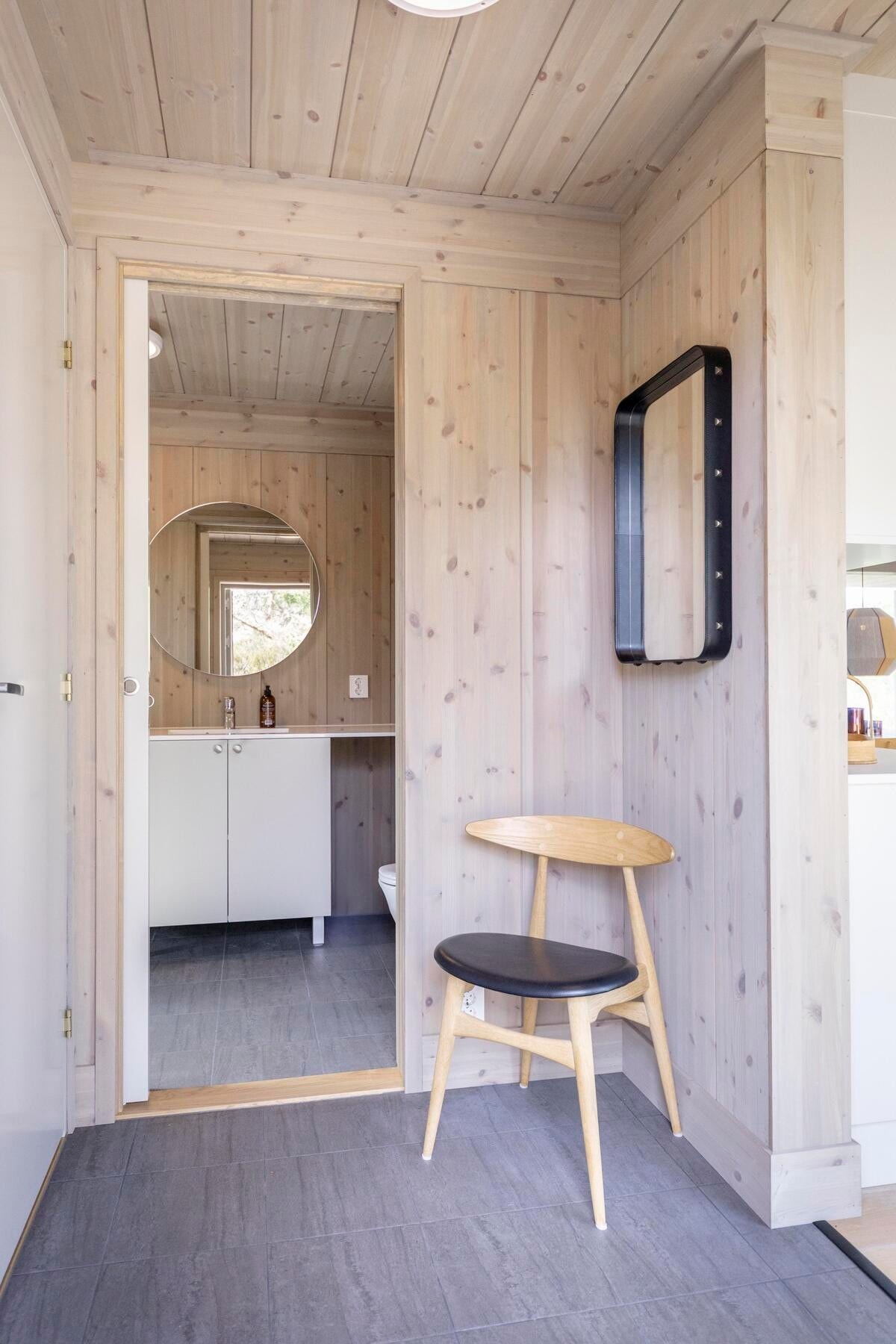 Bad og inngangsparti har flislagt gulv Galleribilde