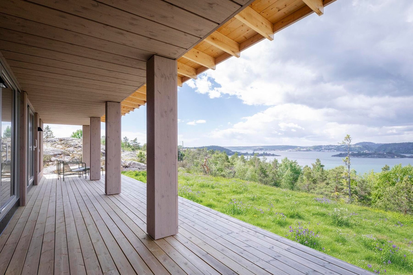 Redigert foto fra oppsatt hytte sommer Vy2 på stedet. Galleribilde