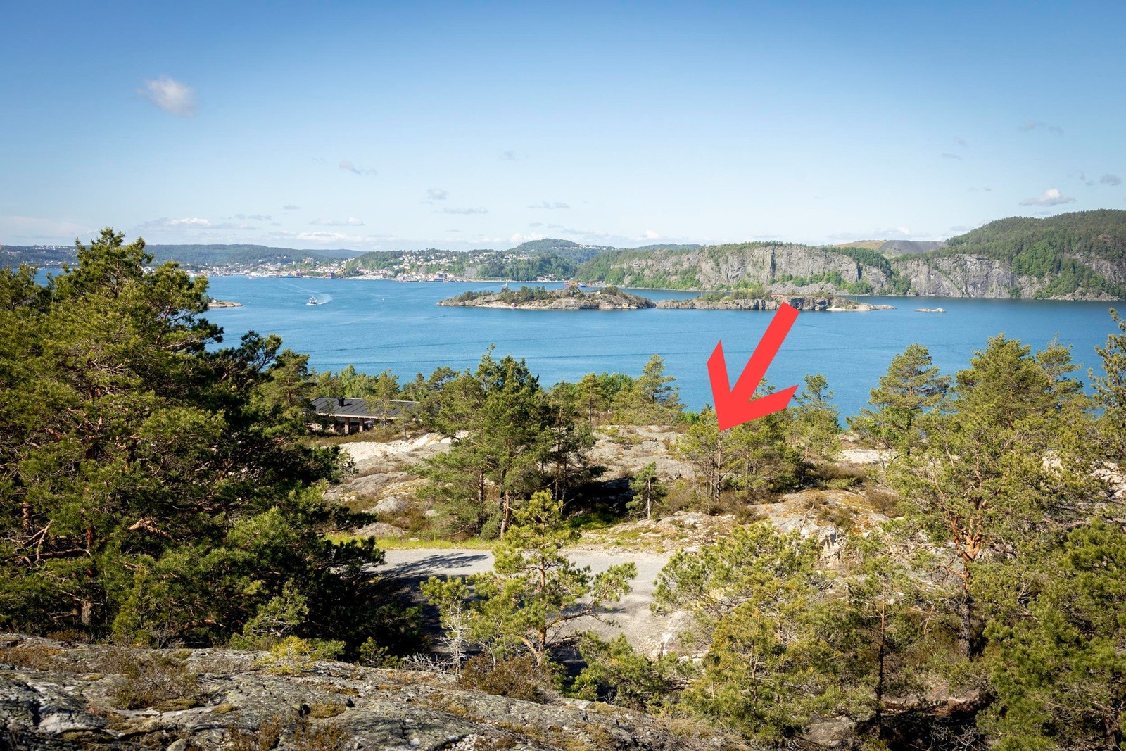 Tomt 7 ligger ca i pilens retning.
Flott utsikt mot Kragerø og utover sjøen! Galleribilde