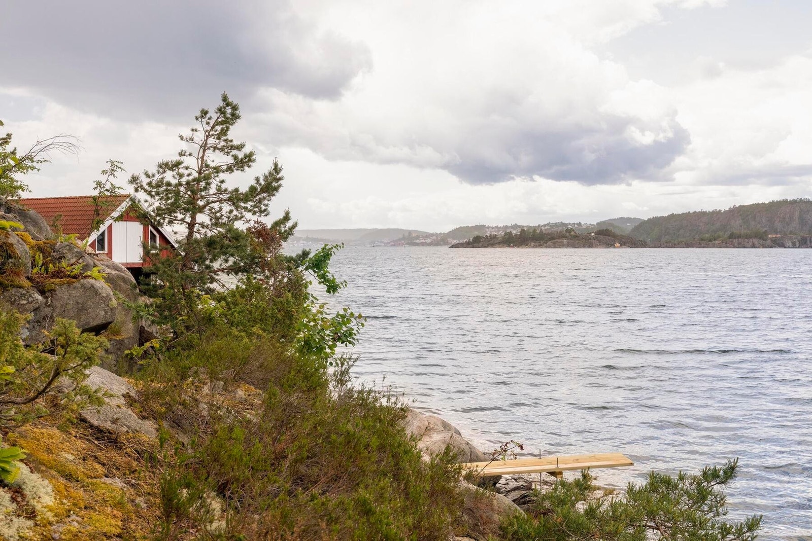 Foto fra badeplassen nedenfor hyttetomtene Galleribilde