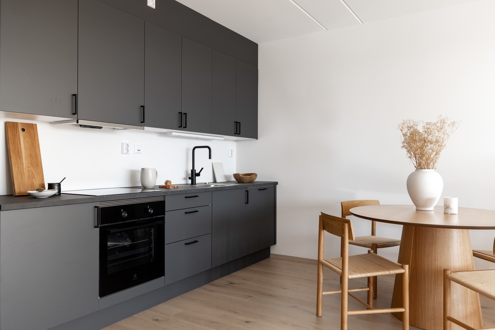 Moderne Sigdal kjøkken med mørke fronter. Galleribilde