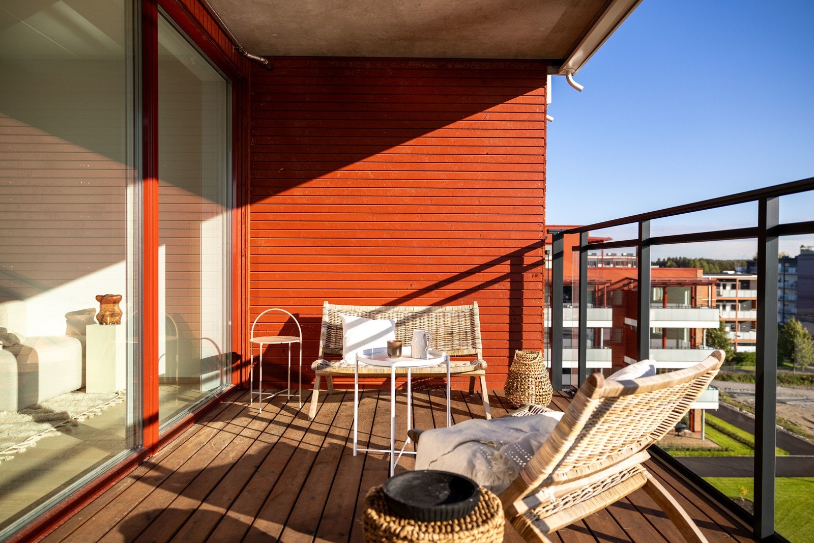 Moderne nybygg fra 2024 med store vindusflater og praktisk planløsning. Galleribilde