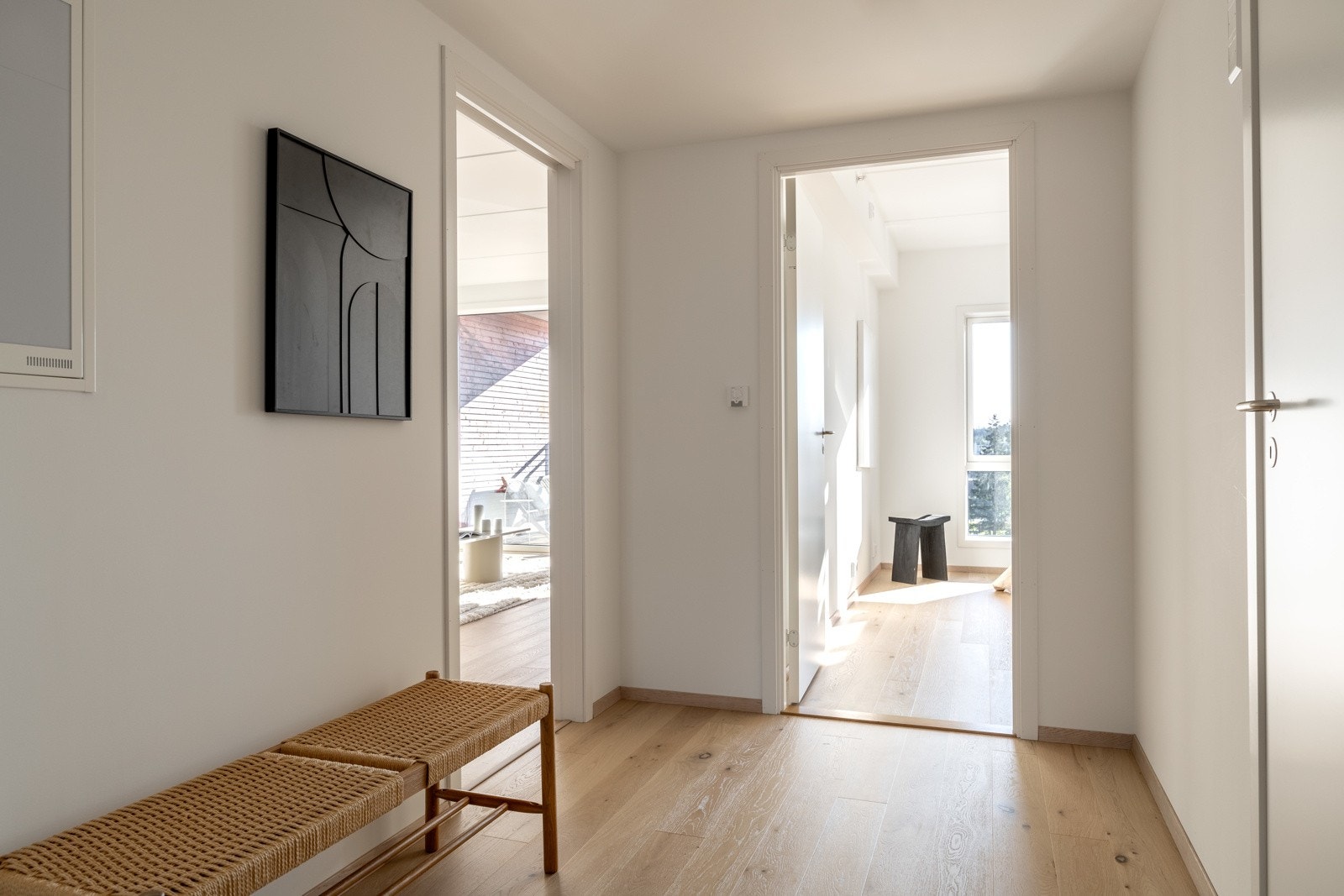 Du blir ønsket velkommen inn i en stor og lys entré. Galleribilde