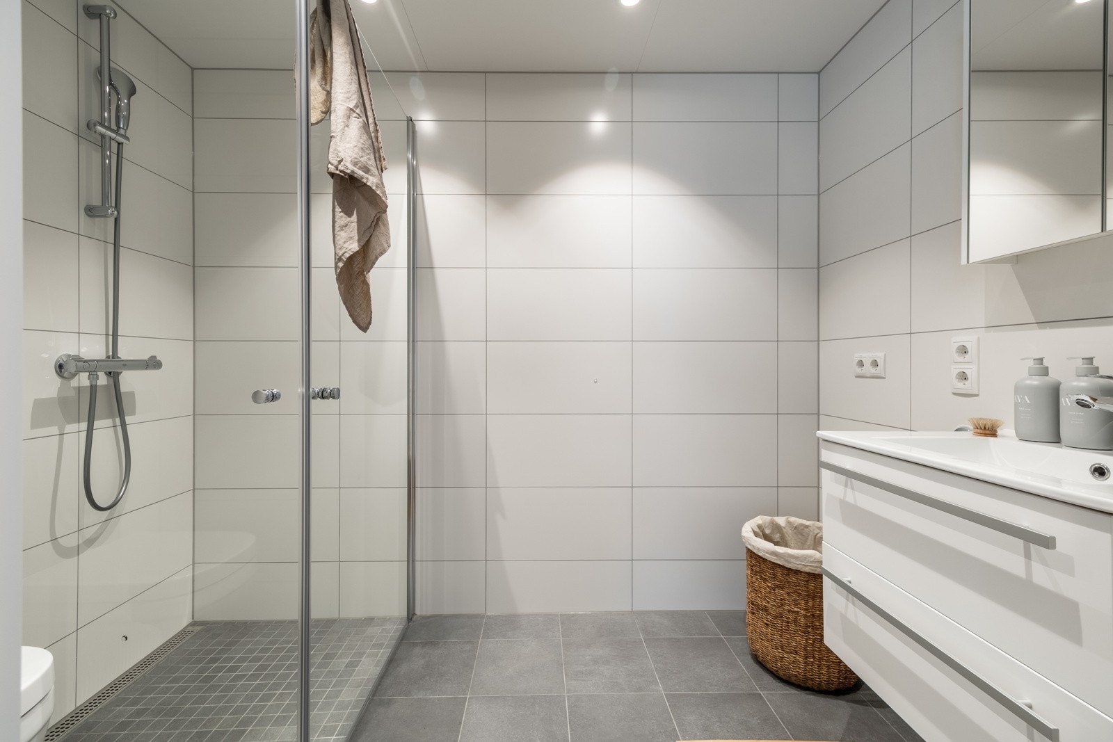 Stort og lyst baderom med gulvvarme og opplegg for vaskemaskin. Galleribilde