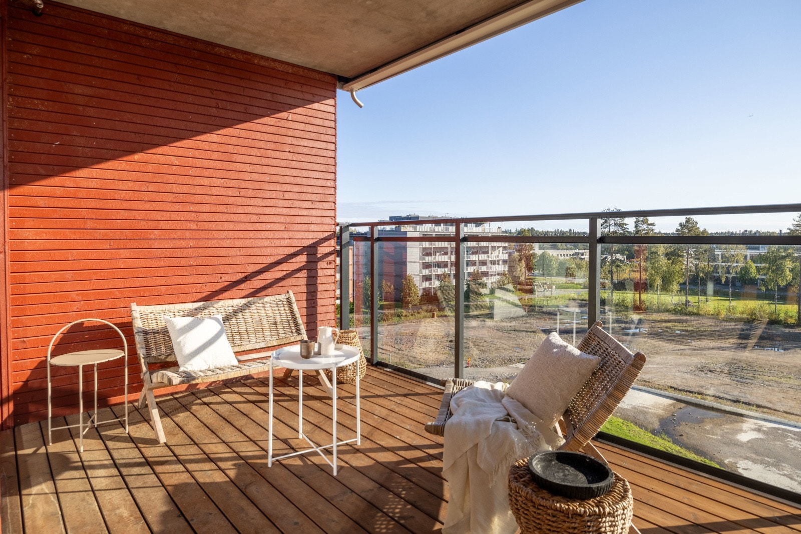 Utgang fra stue/kjøkken til stor balkong på ca. 10 kvm. Galleribilde