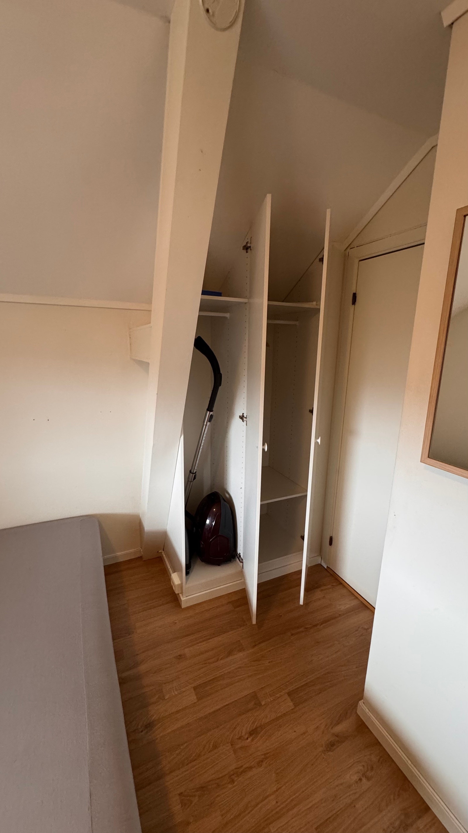 Soverom med skap plass og støvsuger Galleribilde