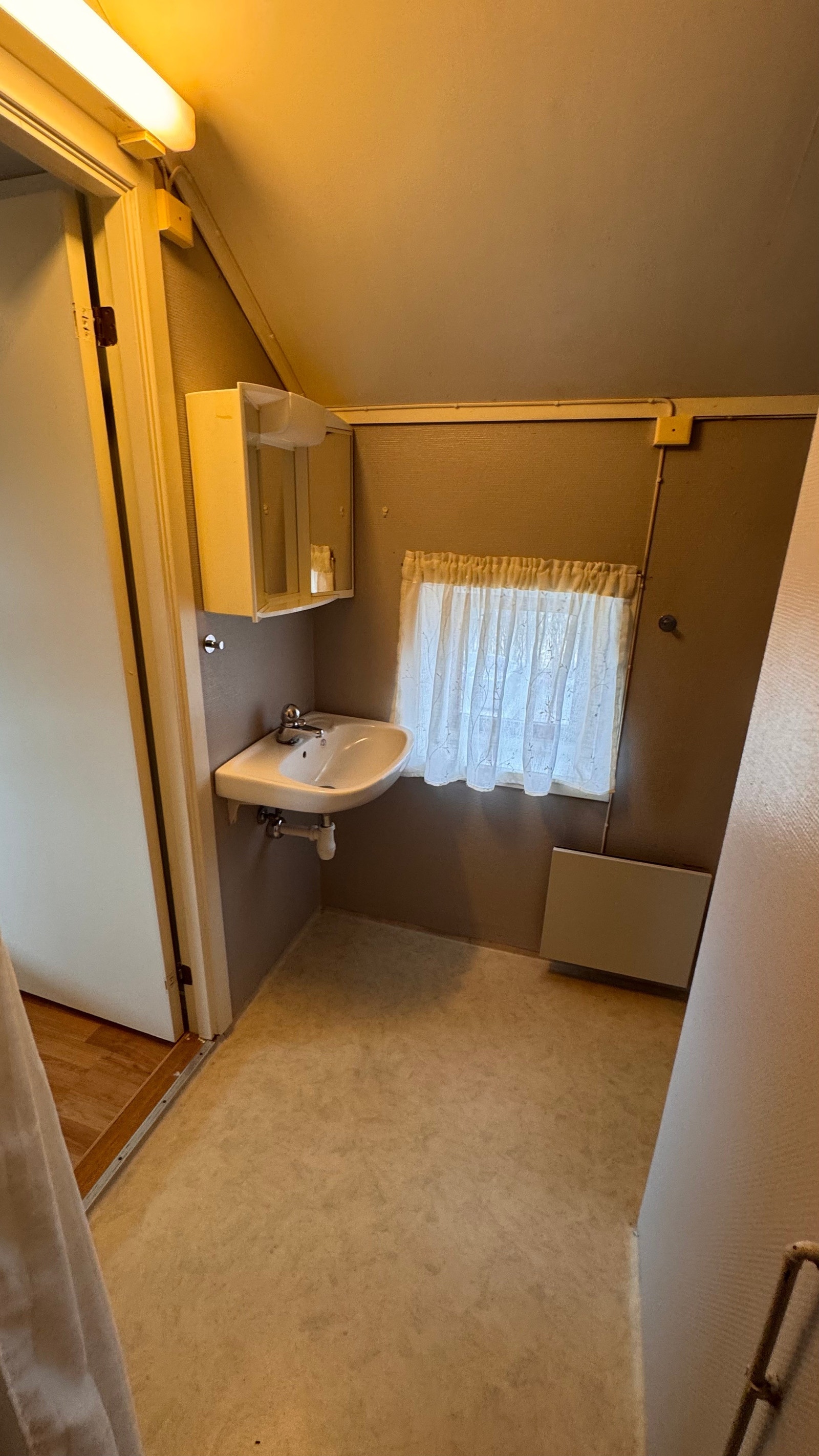 Bad. Servant og skap Galleribilde