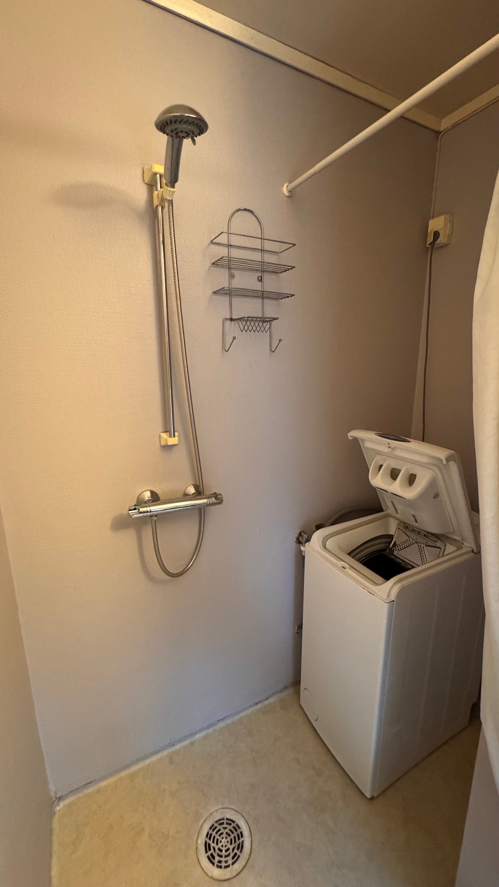 Bad. Dusj og halvautomatisk vaskemaskin Galleribilde