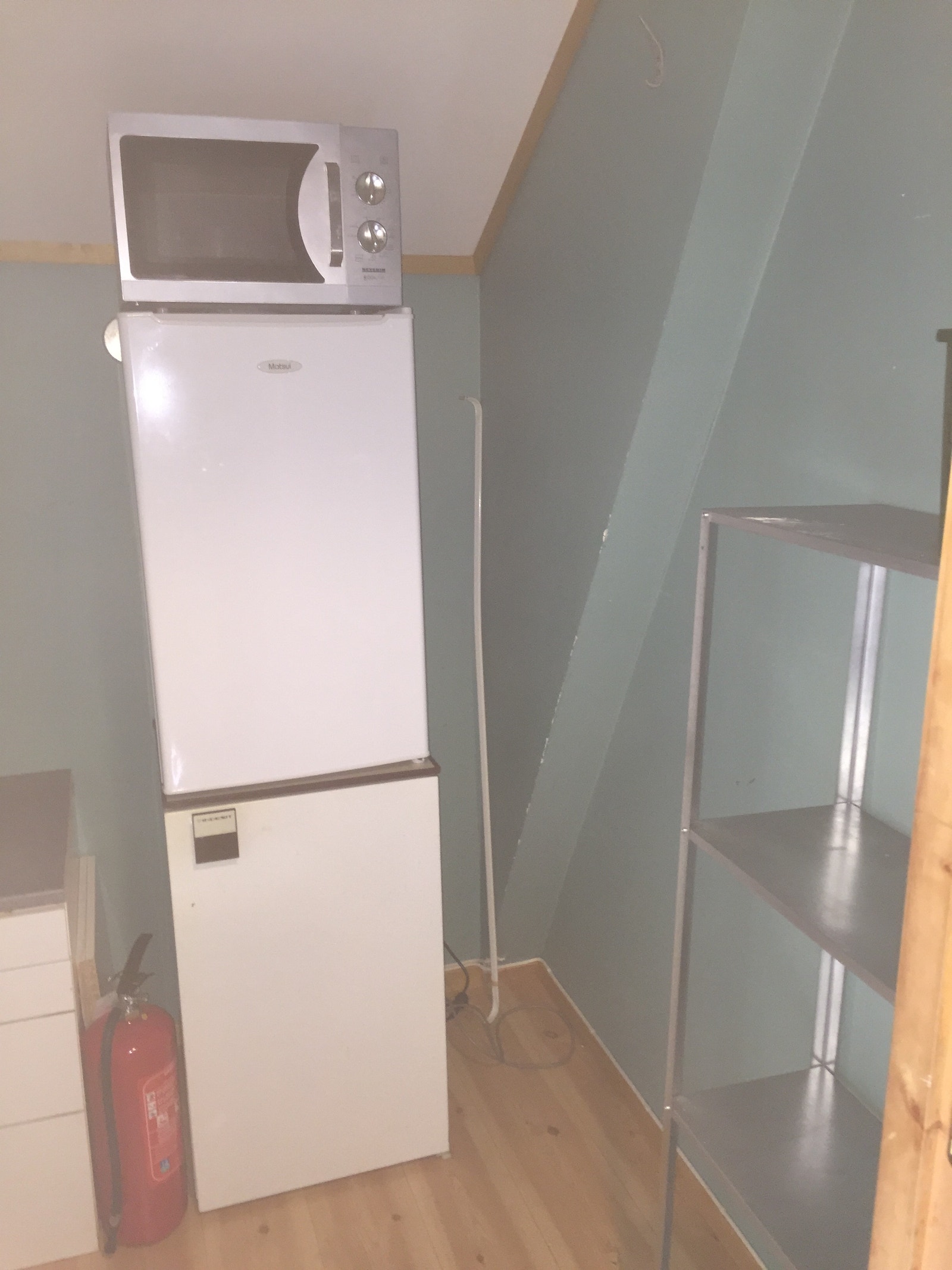 Bod ved inngangsdør. Her er det et ekstra kjøleskap og plass til lagring Galleribilde