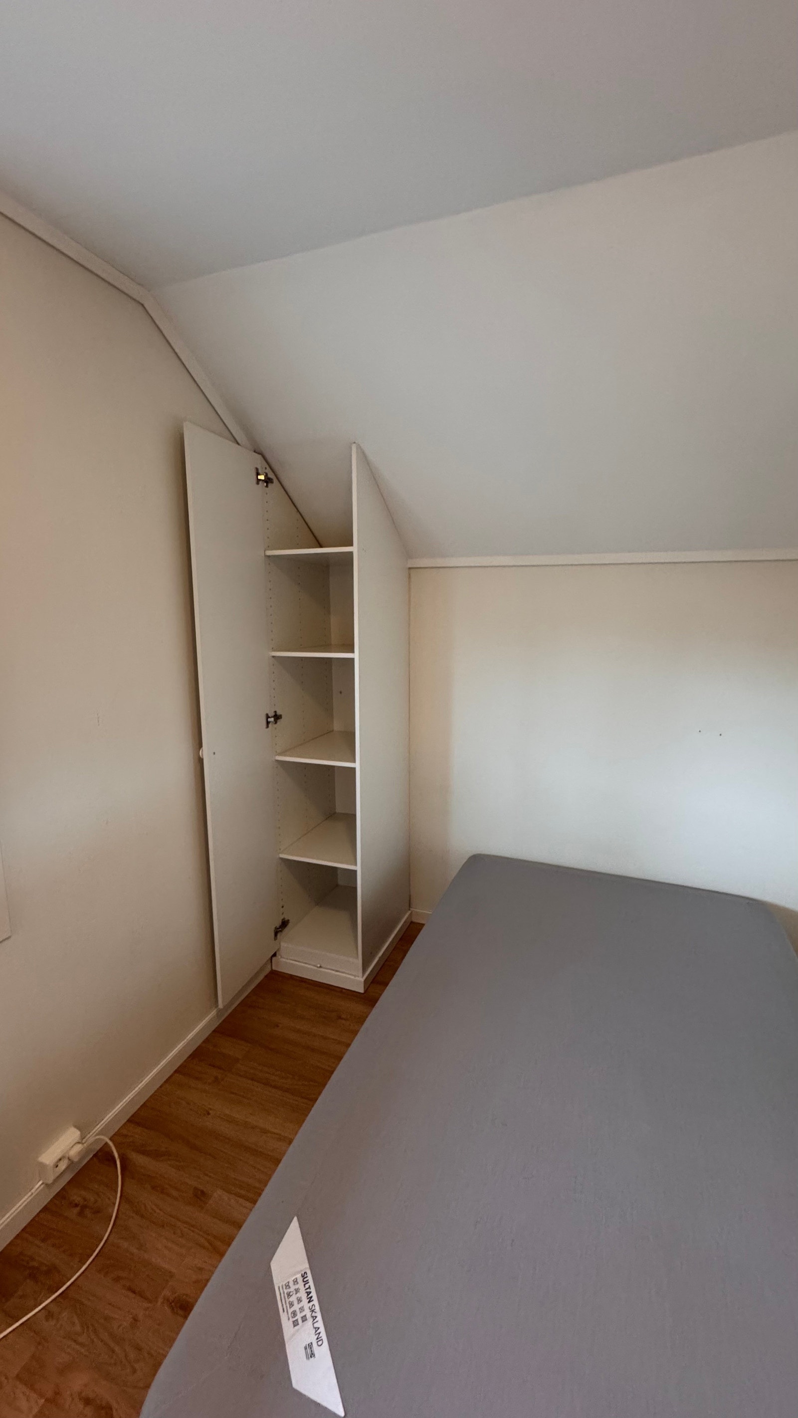 Soverom med seng og skap Galleribilde